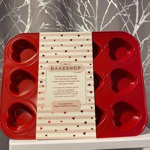 BNWT The Bake Shop Heart Shaped 12 Cup Muffin Pan